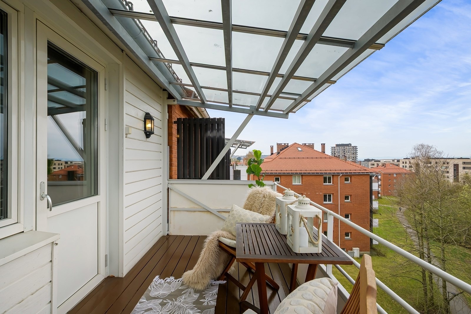 Balkongen har takoverbygg som gir god beskyttelse og gjør uteplassen brukervennlig uavhengig av vær.
Det var balkong-rehabilitering i regi av borettslaget i 2021/2022. Galleribilde