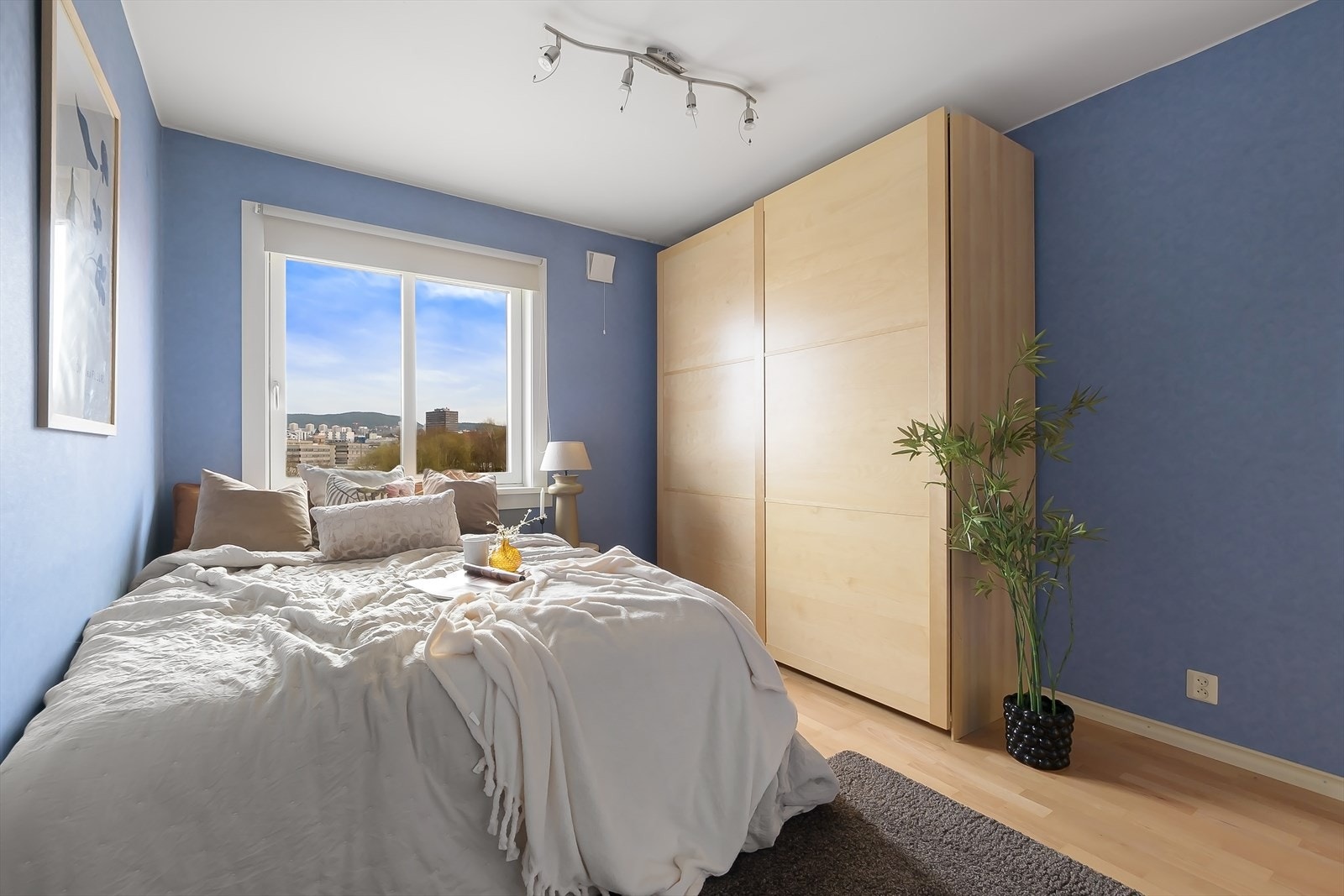 Romslig og lyst soverom med god plass til dobbeltseng og nattbord. Galleribilde