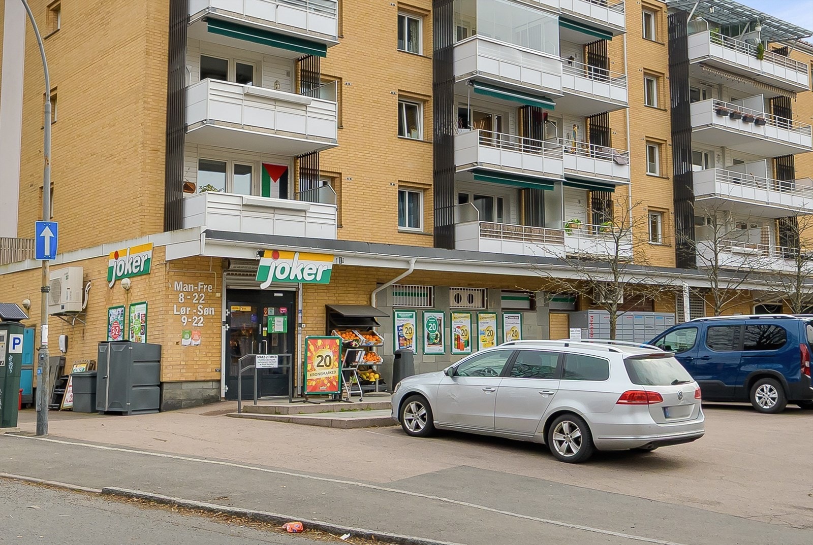 Det ligger flere butikker i område med joker rett utefor døren. Galleribilde