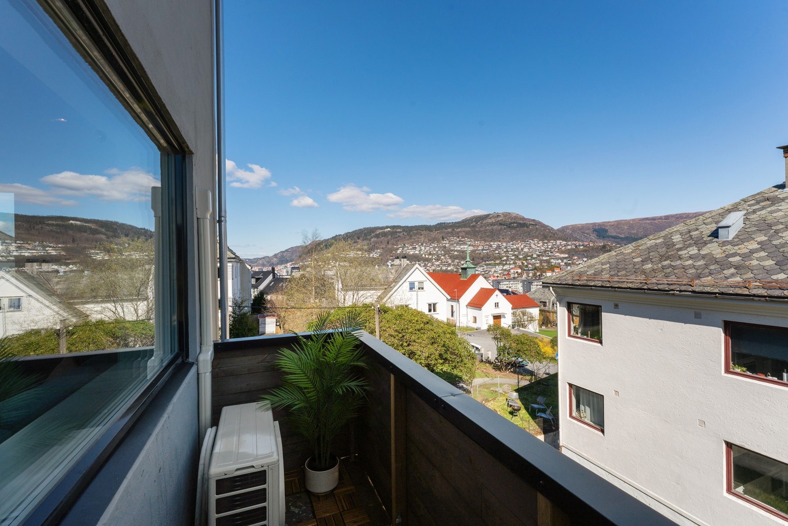 Her kan man nyte fine sommerdager med nydelig utsikt Galleribilde