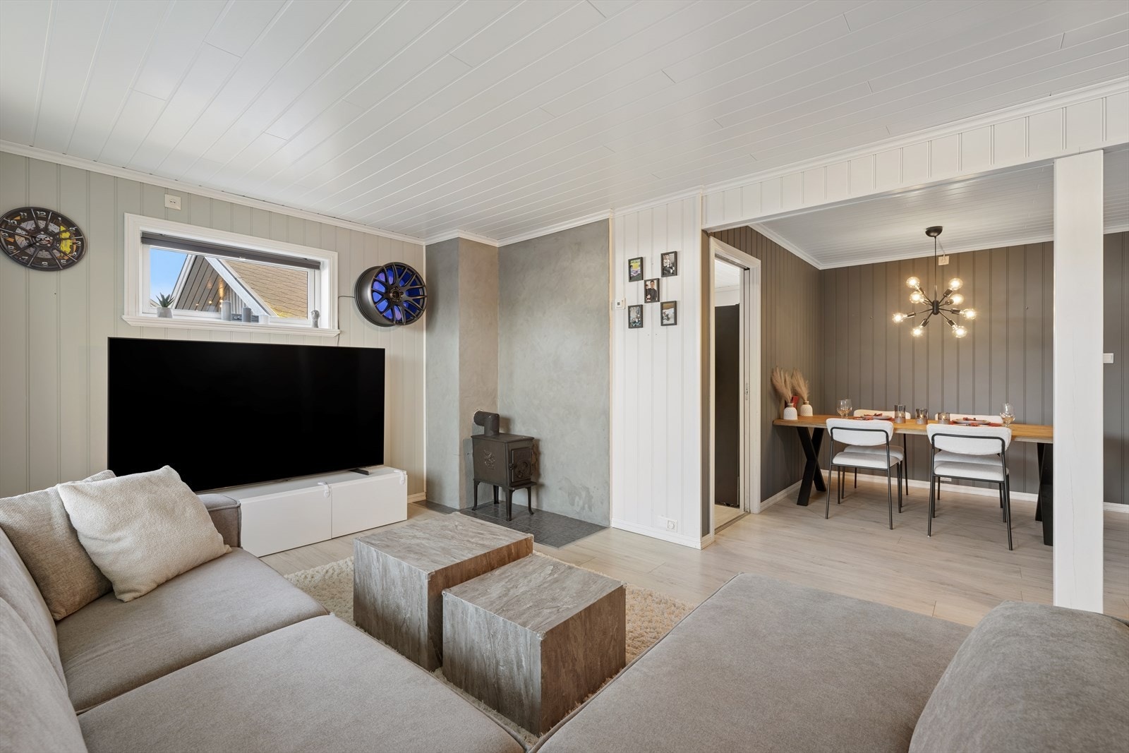 Innbydende stue med åpen og sosial løsning mot spiseplass, som gir gode soner for både avslapning og selskapsliv. Store flater og lyse overflater bidrar til et luftig preg. Galleribilde