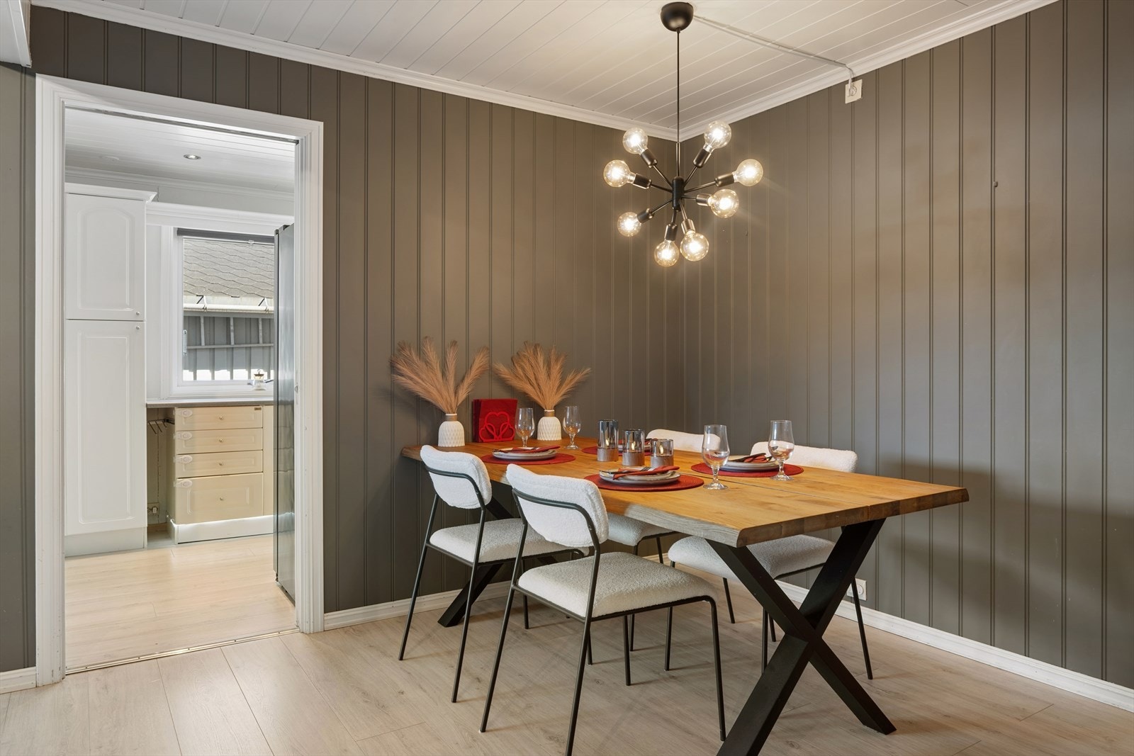 Stilren og hyggelig spisestue med god plass til spisebord og flere sitteplasser. Rommet har avdempede, moderne fargetoner som skaper en lun og elegant atmosfære, kombinert med dekorativ takbelysning som gir et flott blikkfang. Galleribilde