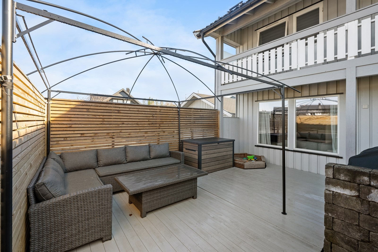 Stor og skjermet terrasse med god plass til både loungegruppe, spiseplass og grill. Her ligger forholdene til rette for hyggelige sammenkomster og avslappende dager utendørs, omgitt av levegger som gir god privatlivsfølelse. Galleribilde