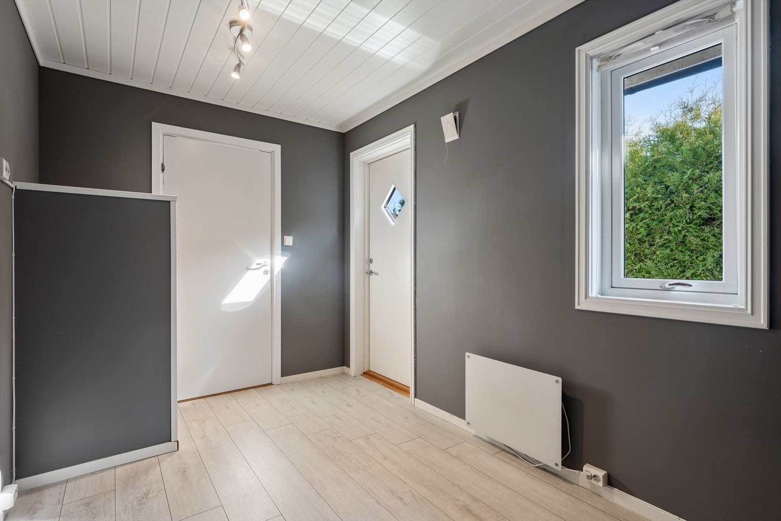 Vindu gir naturlig lys, samtidig som planløsningen bidrar til et ryddig og funksjonelt førsteinntrykk. Galleribilde