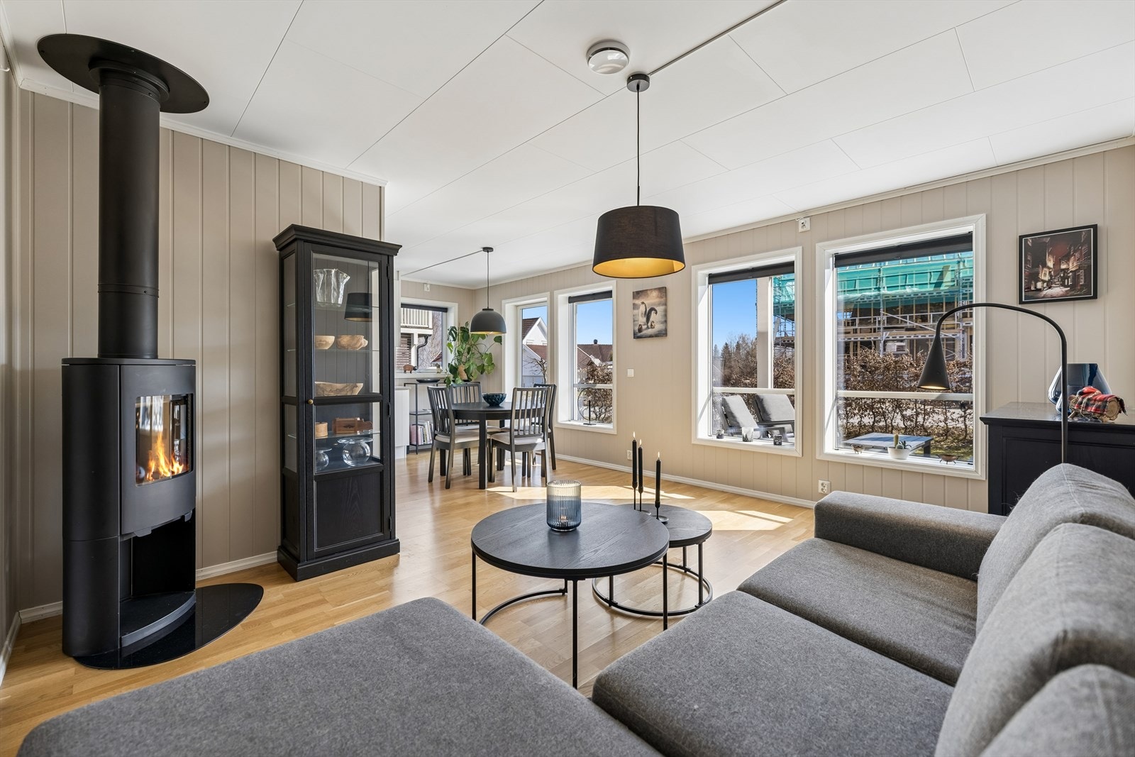 Trivelig stuemiljø! Stuen i første etasje har god plass til både salong og stor spisebord. Galleribilde