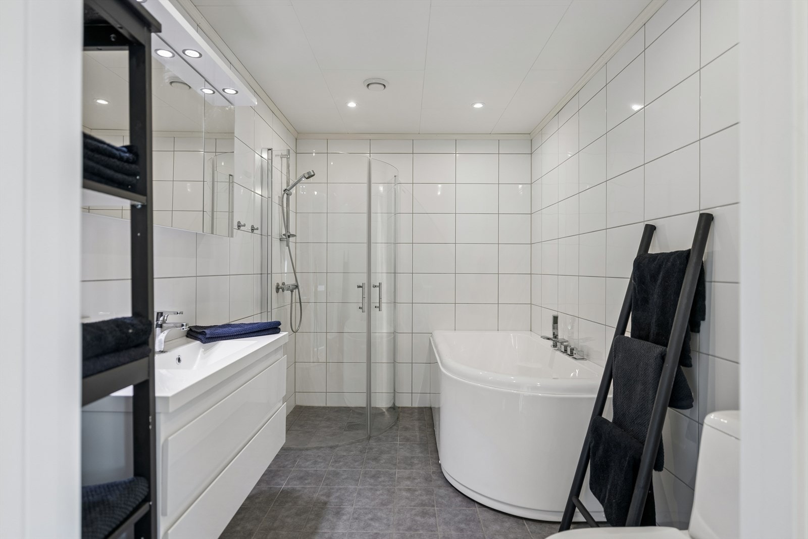 Hovedbadet i andre etasje er helfliset og utstyrt med både badekar og dusjvegger. Galleribilde