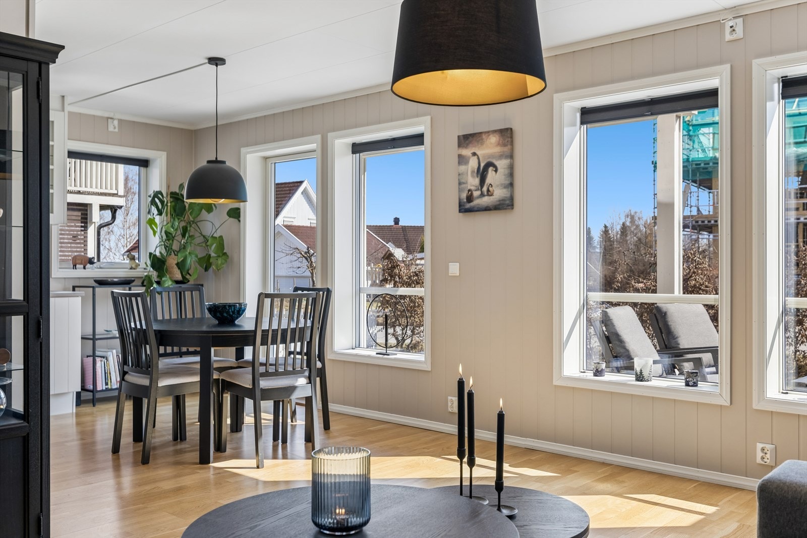 Vindusflatene i stuen slipper inn rikelig med dagslys. Utgang til koselig terrasse. Galleribilde