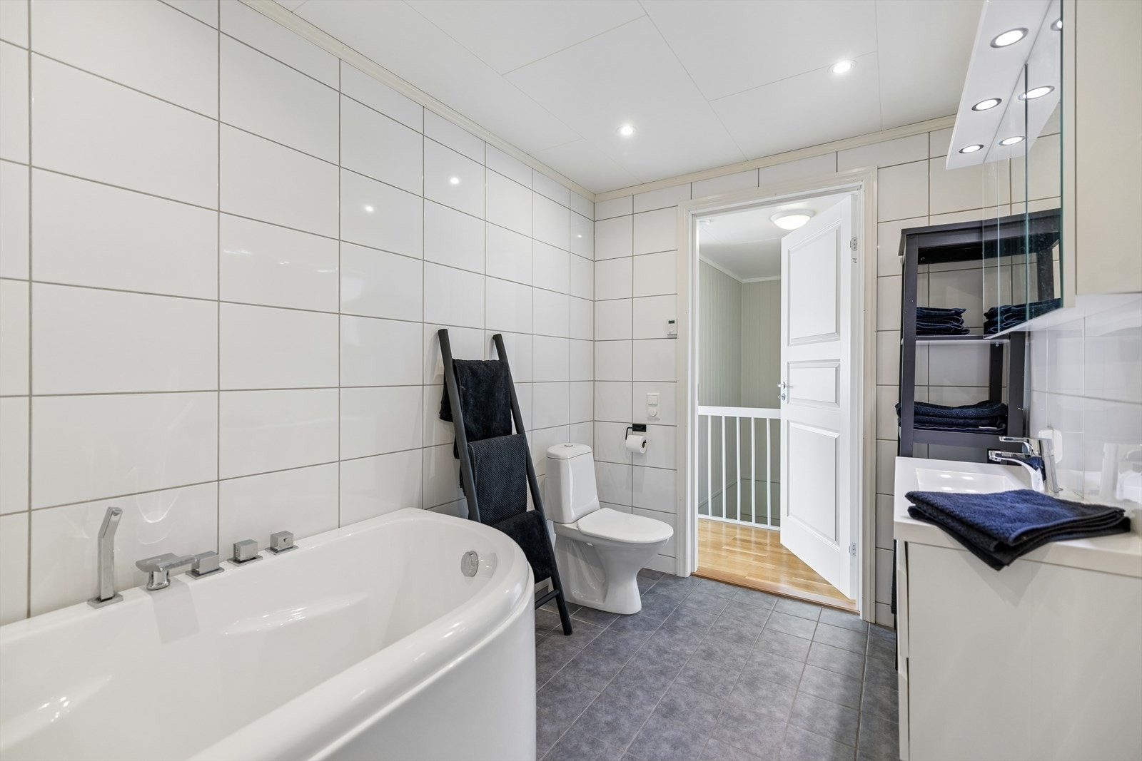 Komforten sikres med vannbåren gulvvarme. Badet har innredning med heldekkende servant og speilskap. Galleribilde