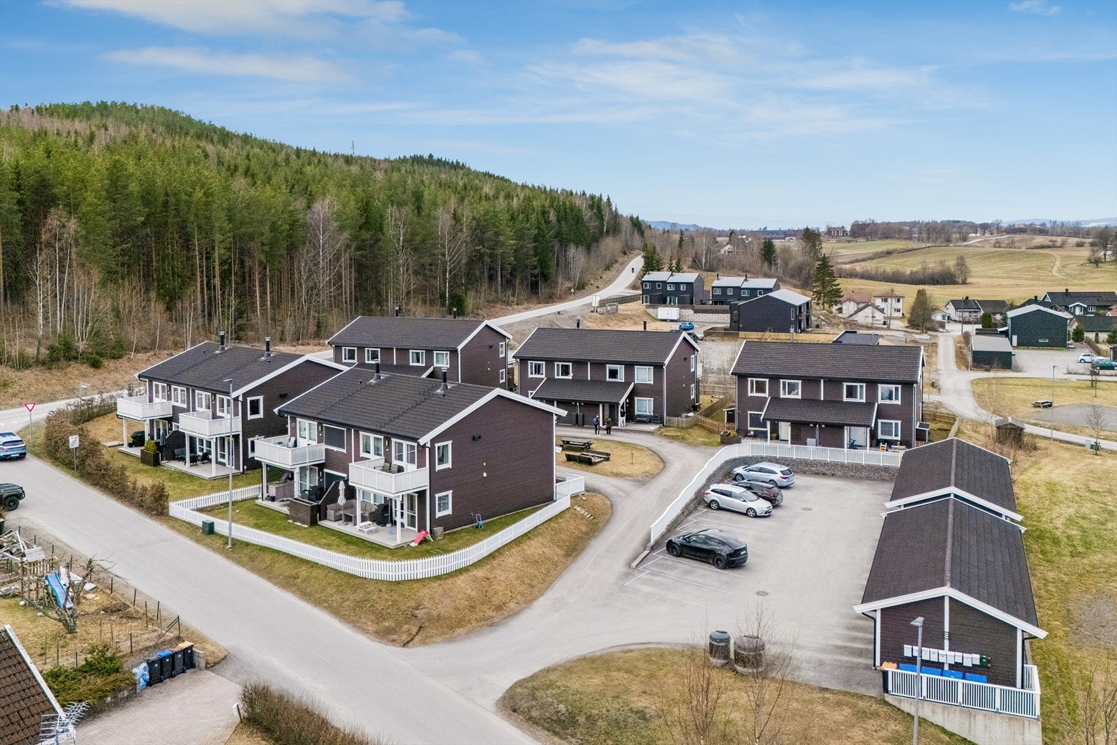 Her bor du i et hyggelig sameie med lekeplass, og med flotte turmuligheter rett utenfor døren. Galleribilde