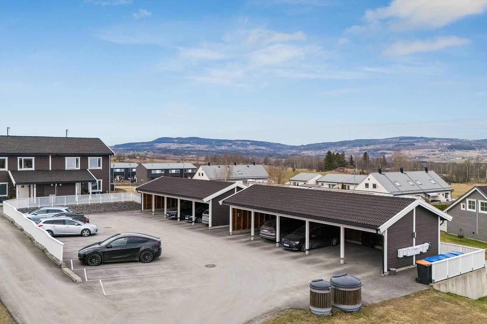 Sameiet disponerer felles biloppstillingsplasser og et praktisk carportanlegg. Galleribilde