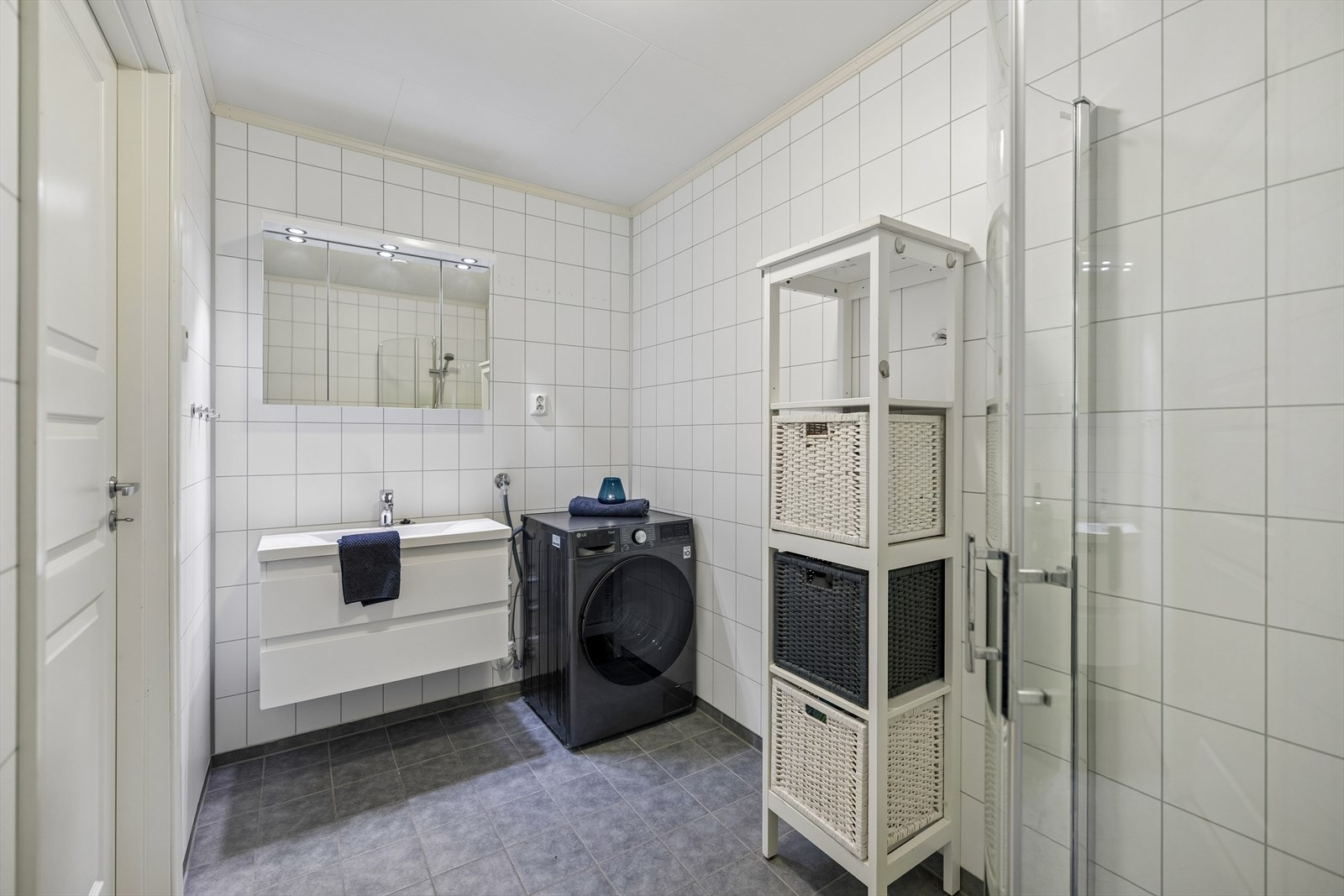 Badet i første etasje har flislagt gulv med vannbåren varme, dusjhjørne og opplegg for vaskemaskin. Galleribilde