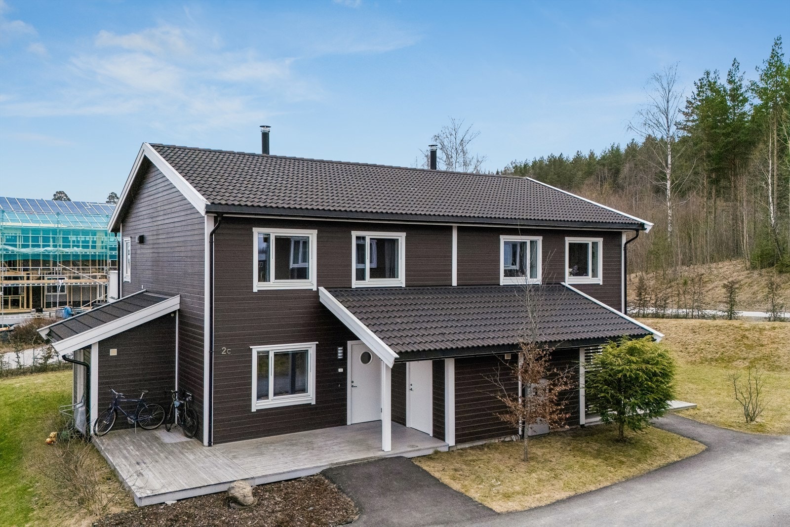 En innholdsrik halvpart av en tomannsbolig fra 2015, med egen biloppstillingsplass i carport. Galleribilde