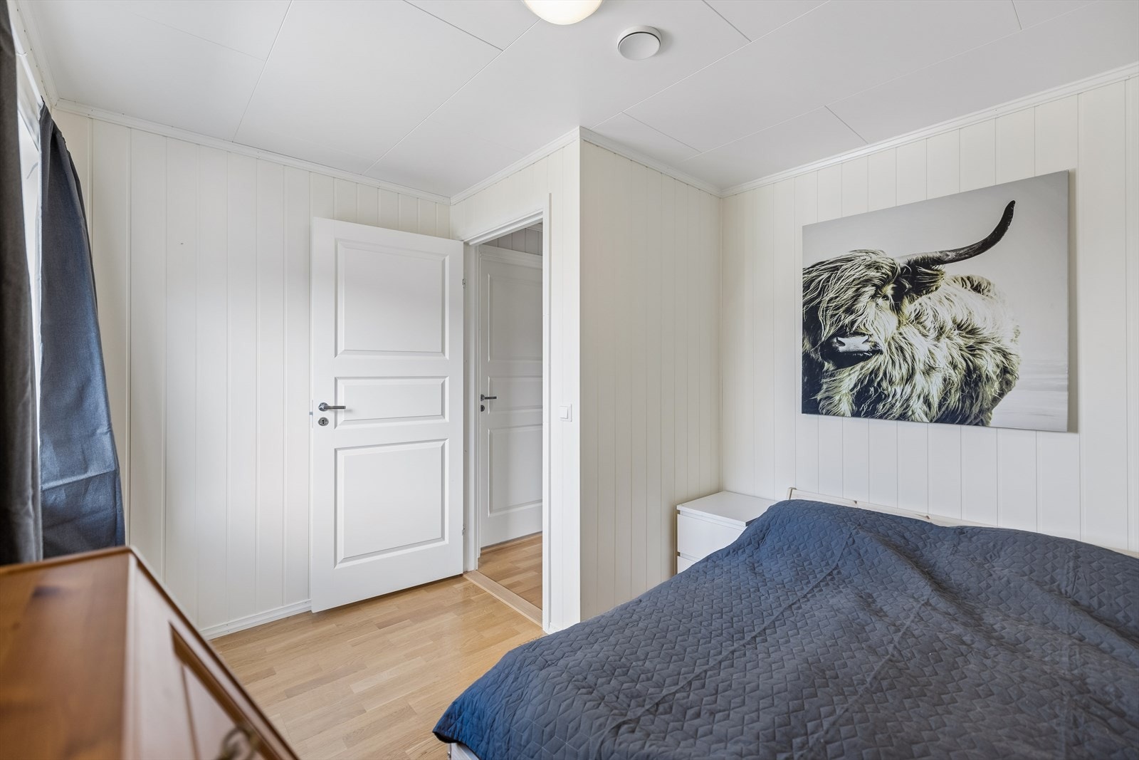 Det tredje soverommet i boligen, også dette med parkettgulv og oppvarming via radiator. Galleribilde