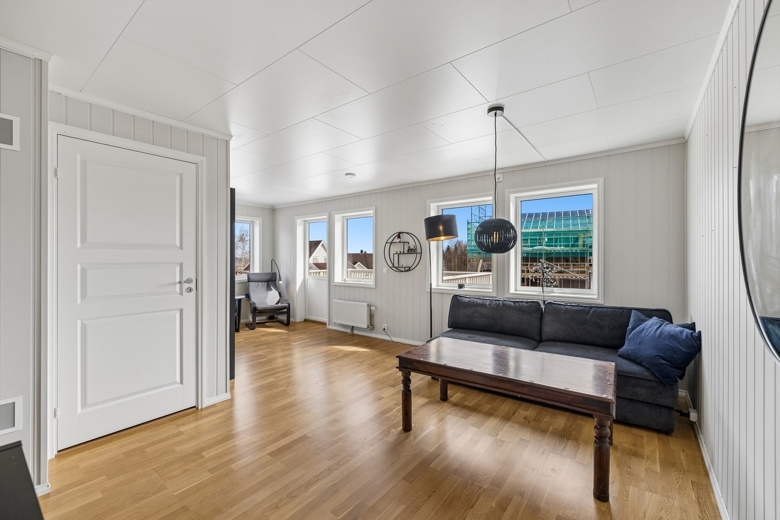 Oppvarming i loftsstuen skjer via vannbårne radiatorer, og fra stuen er det utgang til en balkong på 9 m². Galleribilde