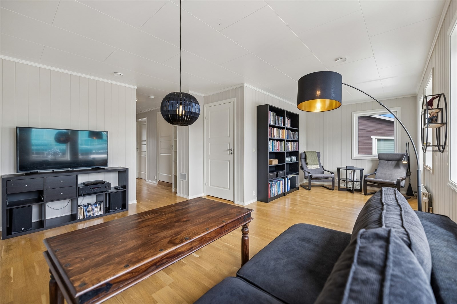 Loftstuen gir ekstra fleksibilitet for familien, og kan fungere som TV-stue, lekerom eller kontor. Galleribilde
