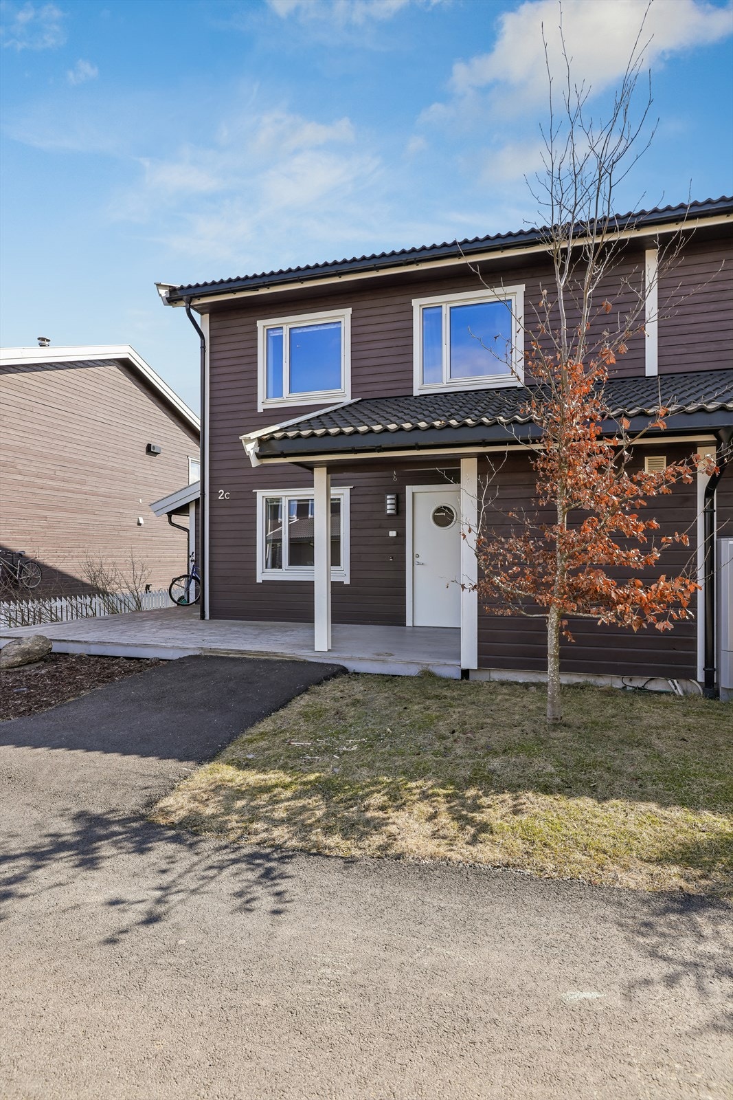Fasaden er kledd med bordkledning, og taket har betongtakstein. Galleribilde