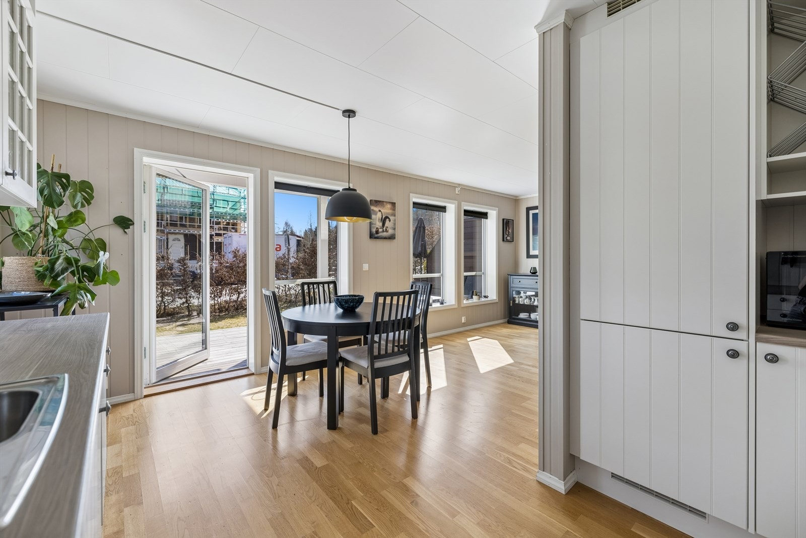 Fra spiseplassen er det direkte utgang via balkongdør til en romslig terrasse på til sammen 41 m². Galleribilde