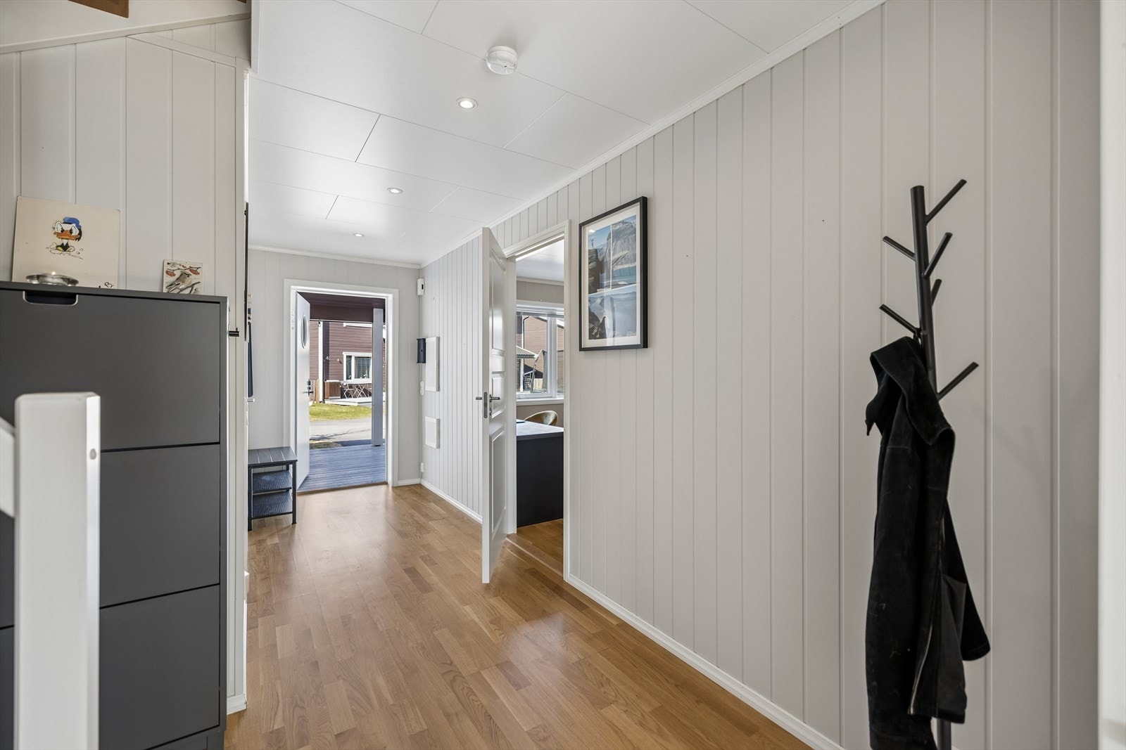 Velkommen inn! Entréen har lyse overflater, parkett på gulvet og vannbåren gulvvarme. Galleribilde