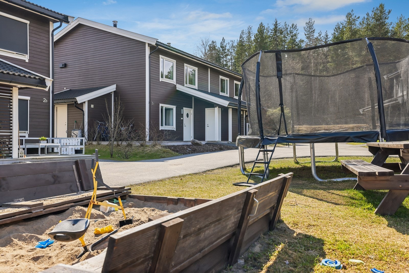 Sameiets fellesområde er opparbeidet med plen, sandkasse og trampoline for de minste. Galleribilde