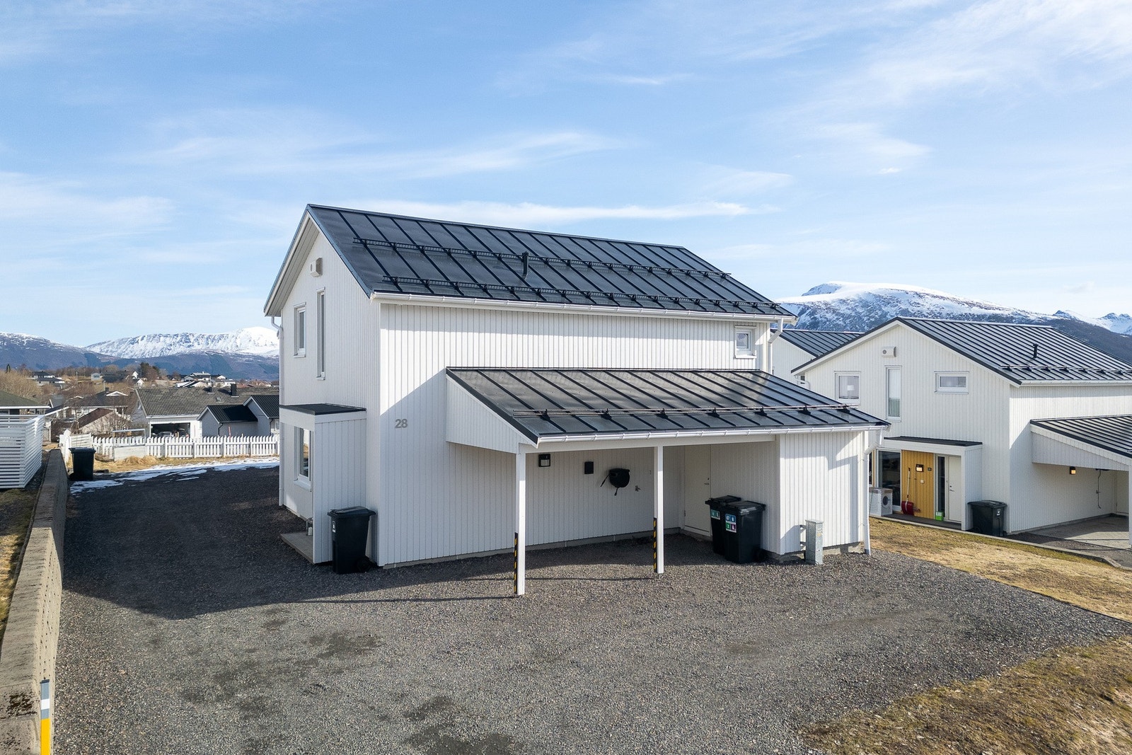 Her er det god plass for parkering på gårdsplass og i carport, utstyrt med elbillader Galleribilde