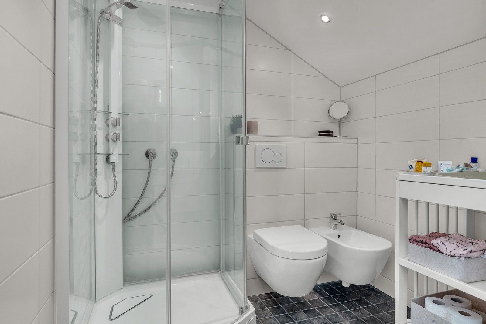 Badet er utstyrt med servantinnredning, toalett, bidet og dusjkabinett Galleribilde