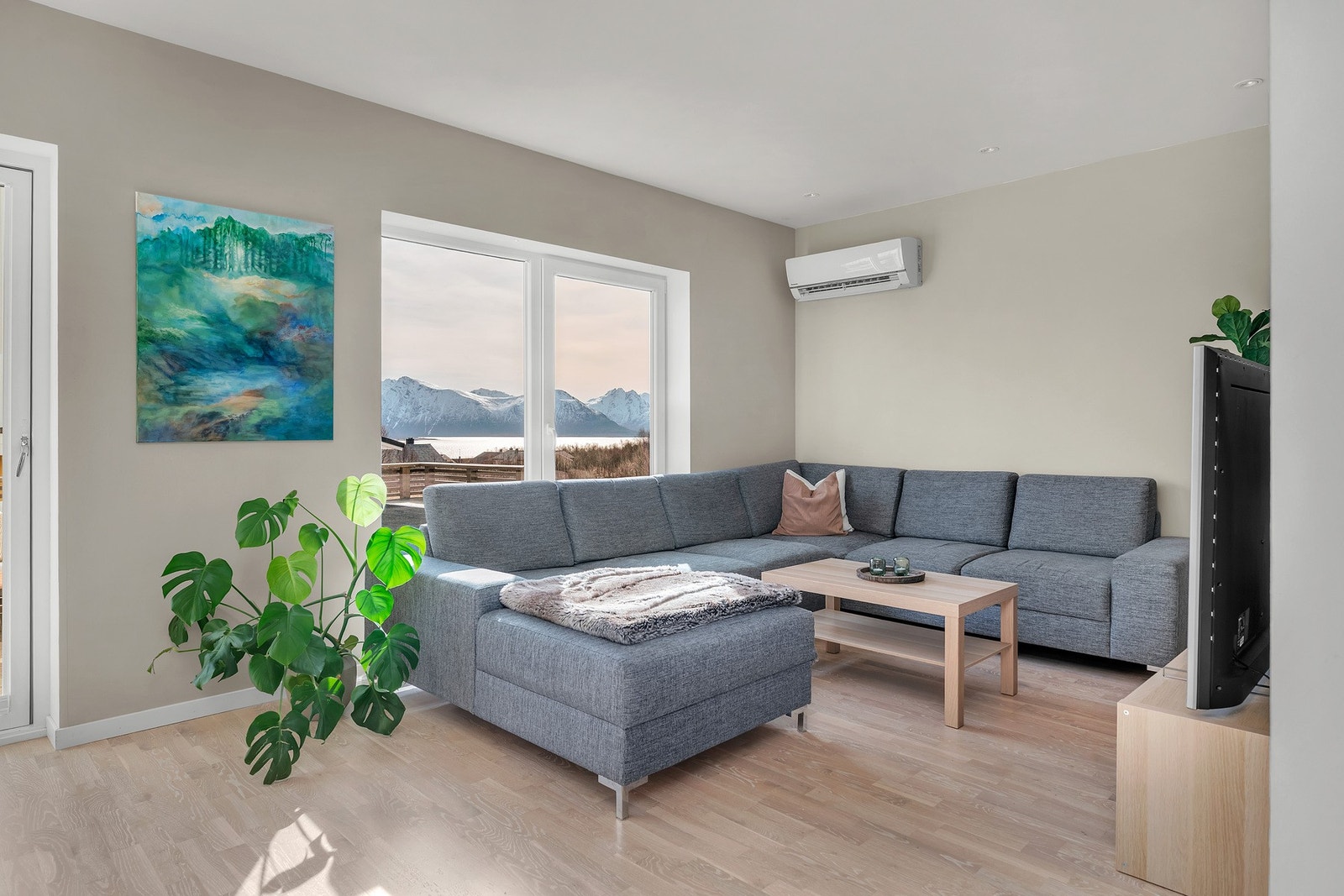 Stuen har varmepumpe, for øvrig er boligen utstyrt med balansert ventilasjon Galleribilde