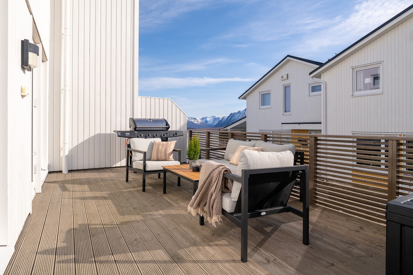 Solrik terrasse med utgang fra stue og adkomst fra terreng Galleribilde