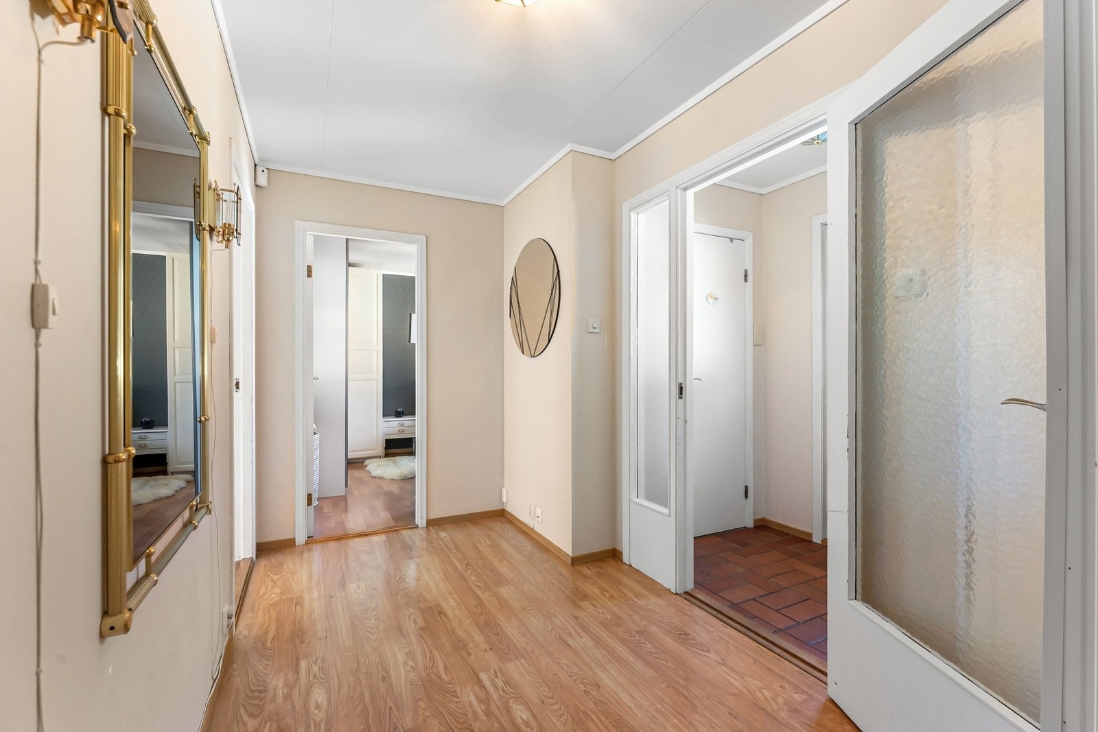 Innbydende entré med vindfang og gang med god plass for yttertøy og sko. Ved vindfanget har du et praktisk plassert toalettrom, og fra gangen har du adkomst til øvrige rom i boligen Galleribilde