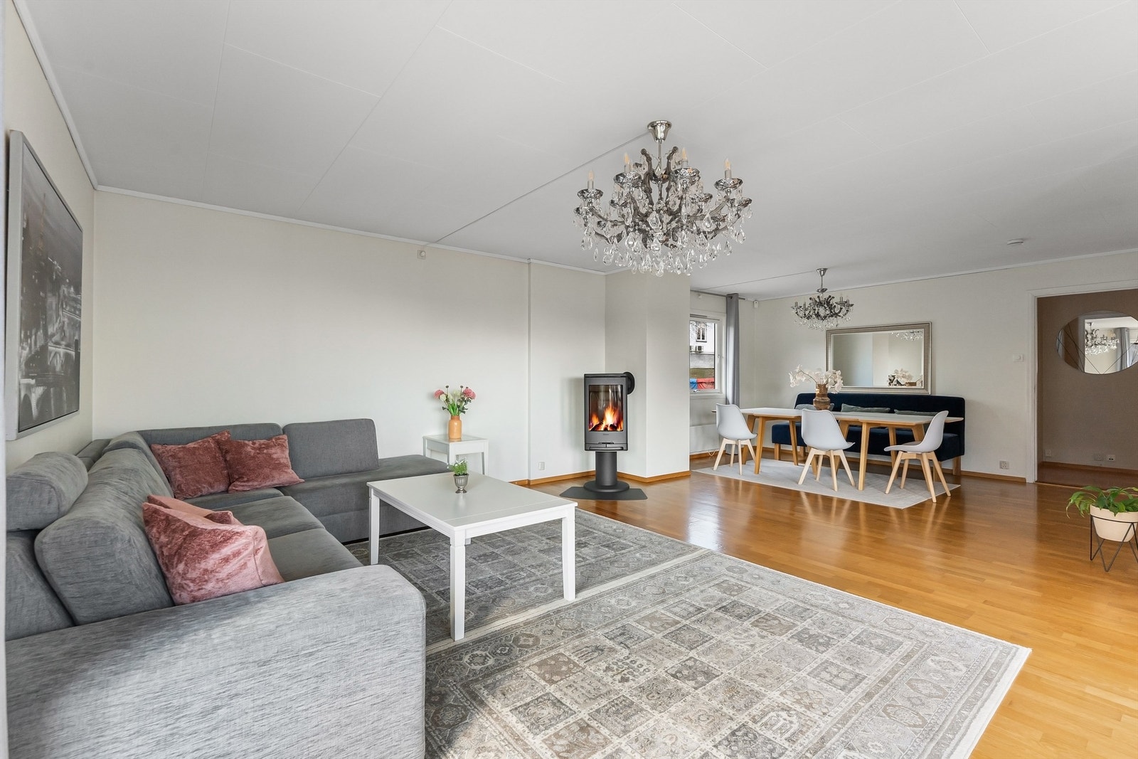 Stuen har plass for sofagruppe, TV-seksjon, spisegruppe og annet passende møblement Galleribilde