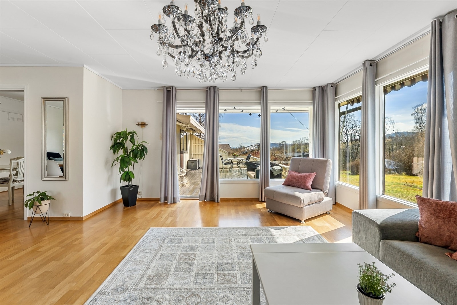 Fra stuen er det utgang til en nydelig terrasse Galleribilde