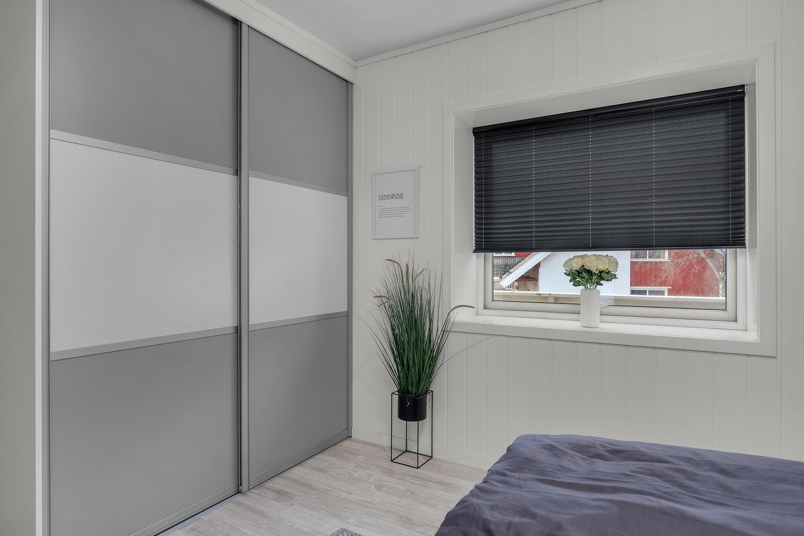 Soverom 1 - her får du en romslig skyvedørsgarderobe med god plass til oppbevaring Galleribilde