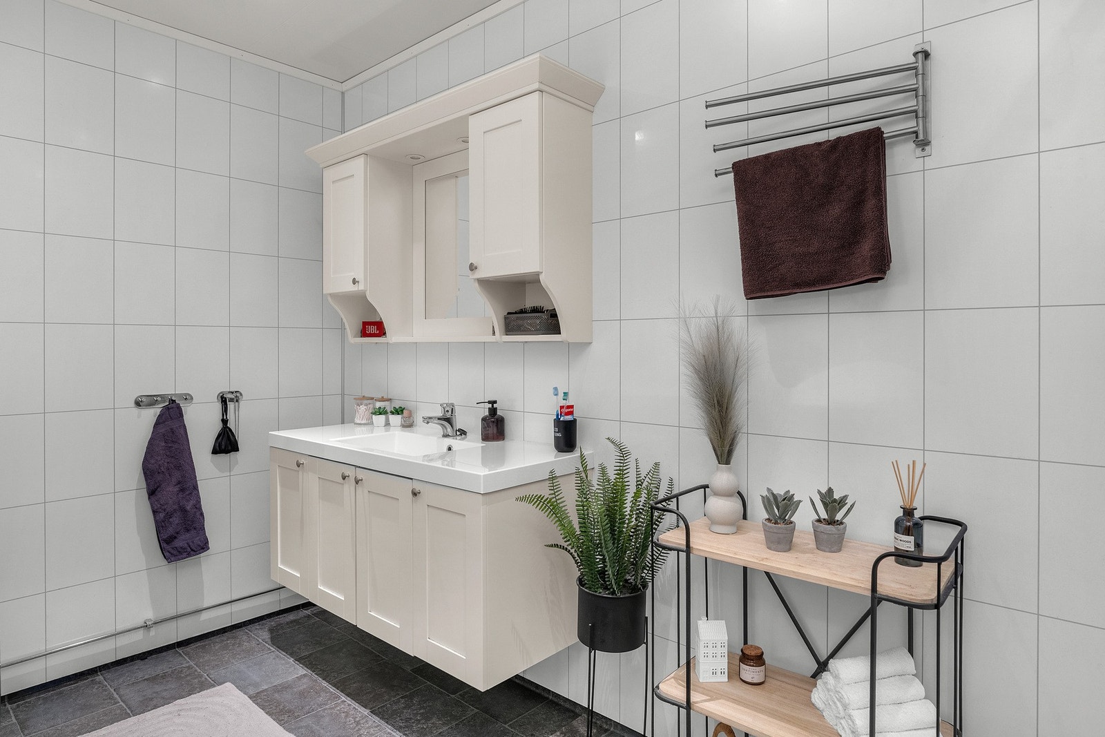 Badet inneholder toalett, dusjkabinett, servant og praktisk baderomsinnredning Galleribilde
