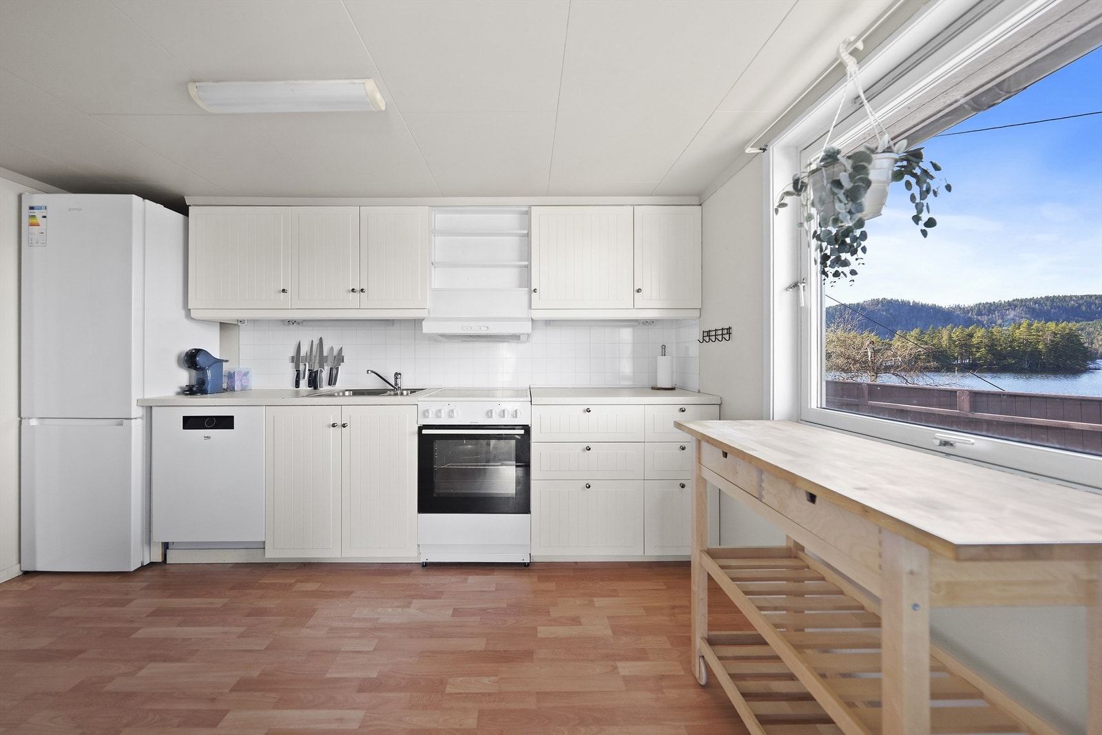 Lyst kjøkken fra Ikea. Galleribilde