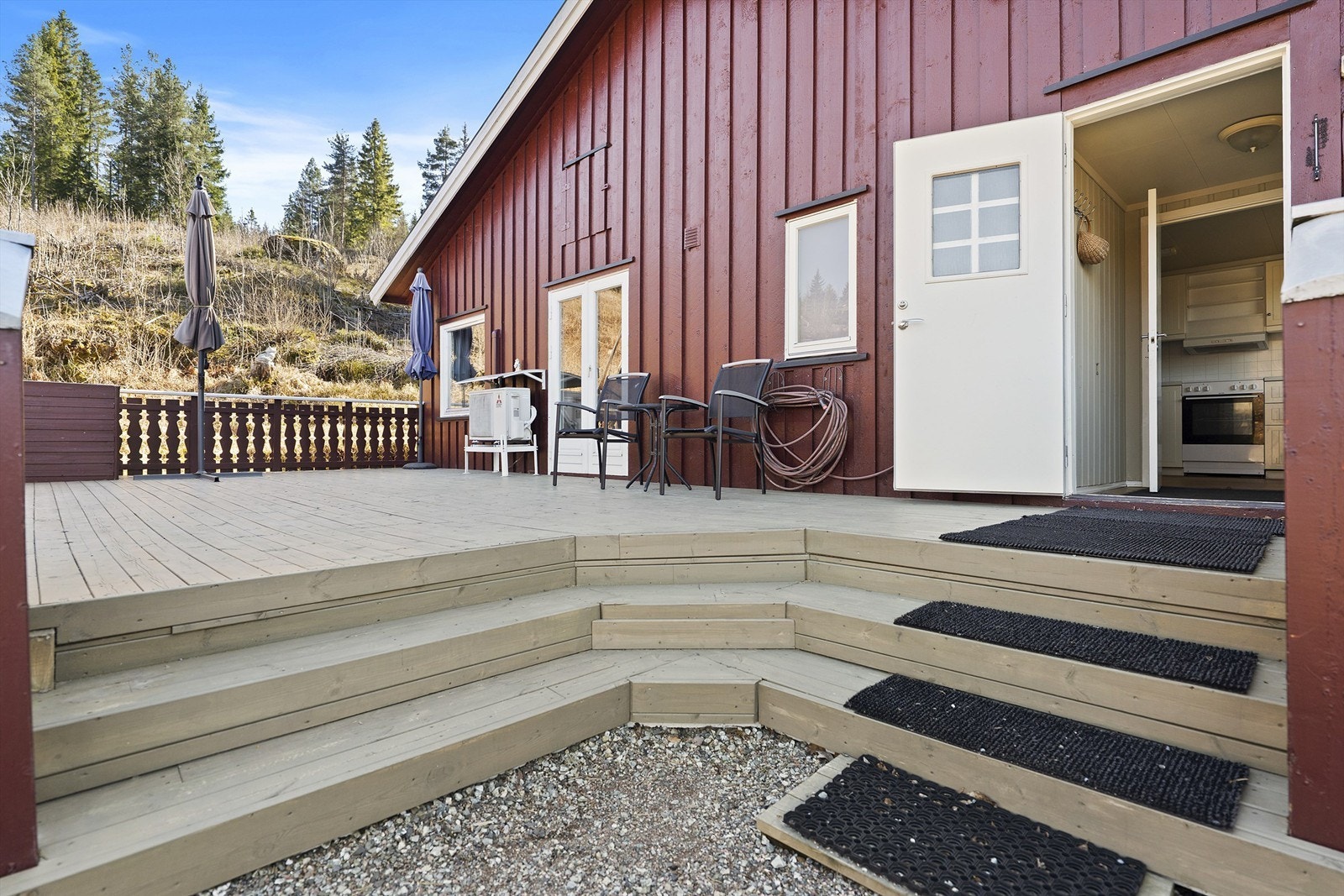 Behagelig uteplass med gode solforhold. Galleribilde