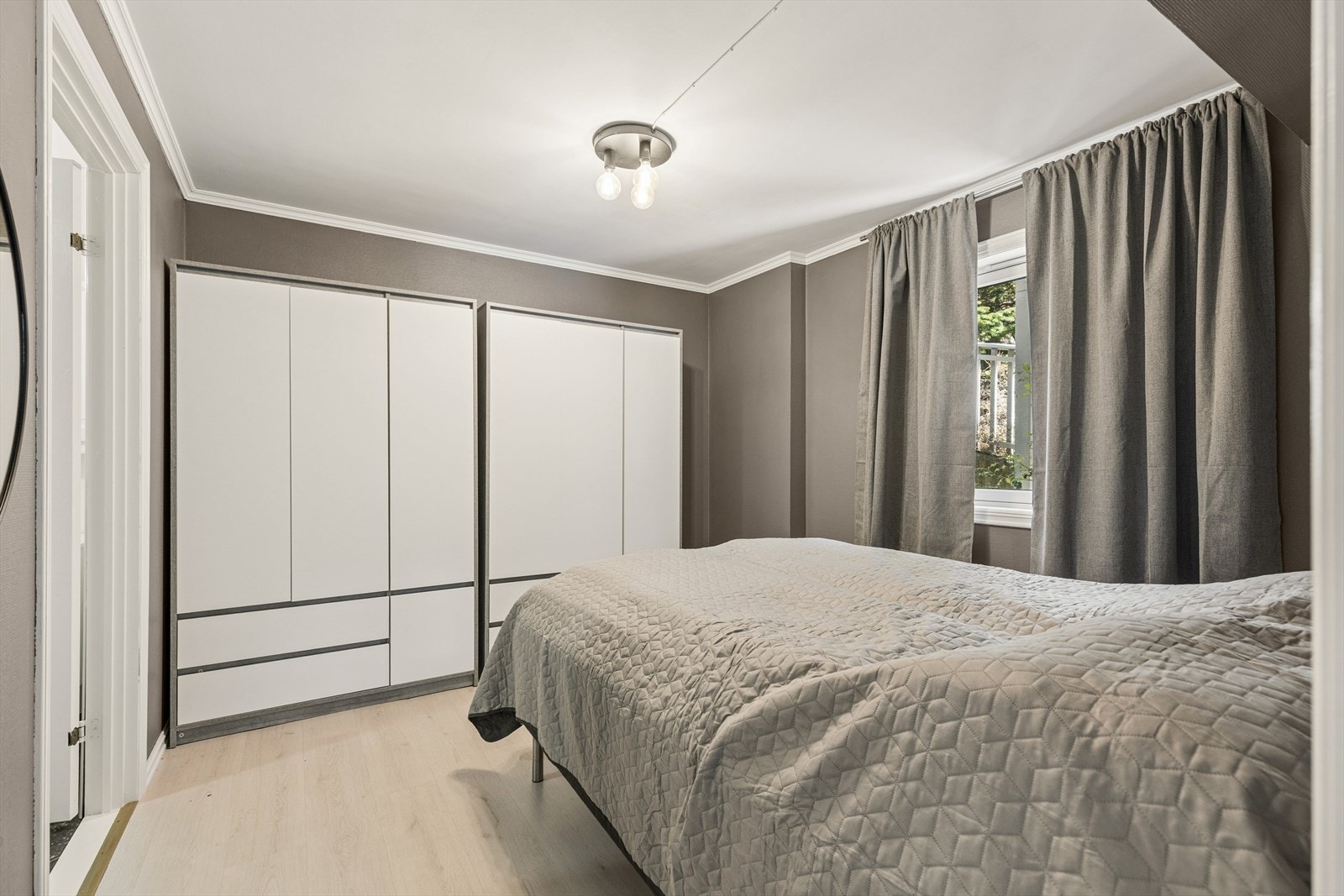 Hovedsoverommet har god plass til en stor dobbeltseng, nattbord og annet ønskelig møblement, og er
utstyrt med en praktisk garderobeløsning Galleribilde