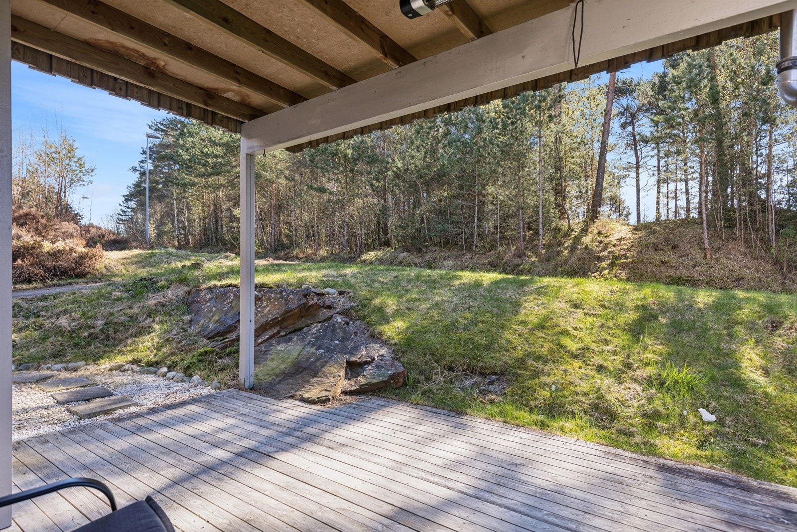 Terrassen er målt til ca. 10 m², er overbygd og har plass til ønsket utemøblement. Galleribilde