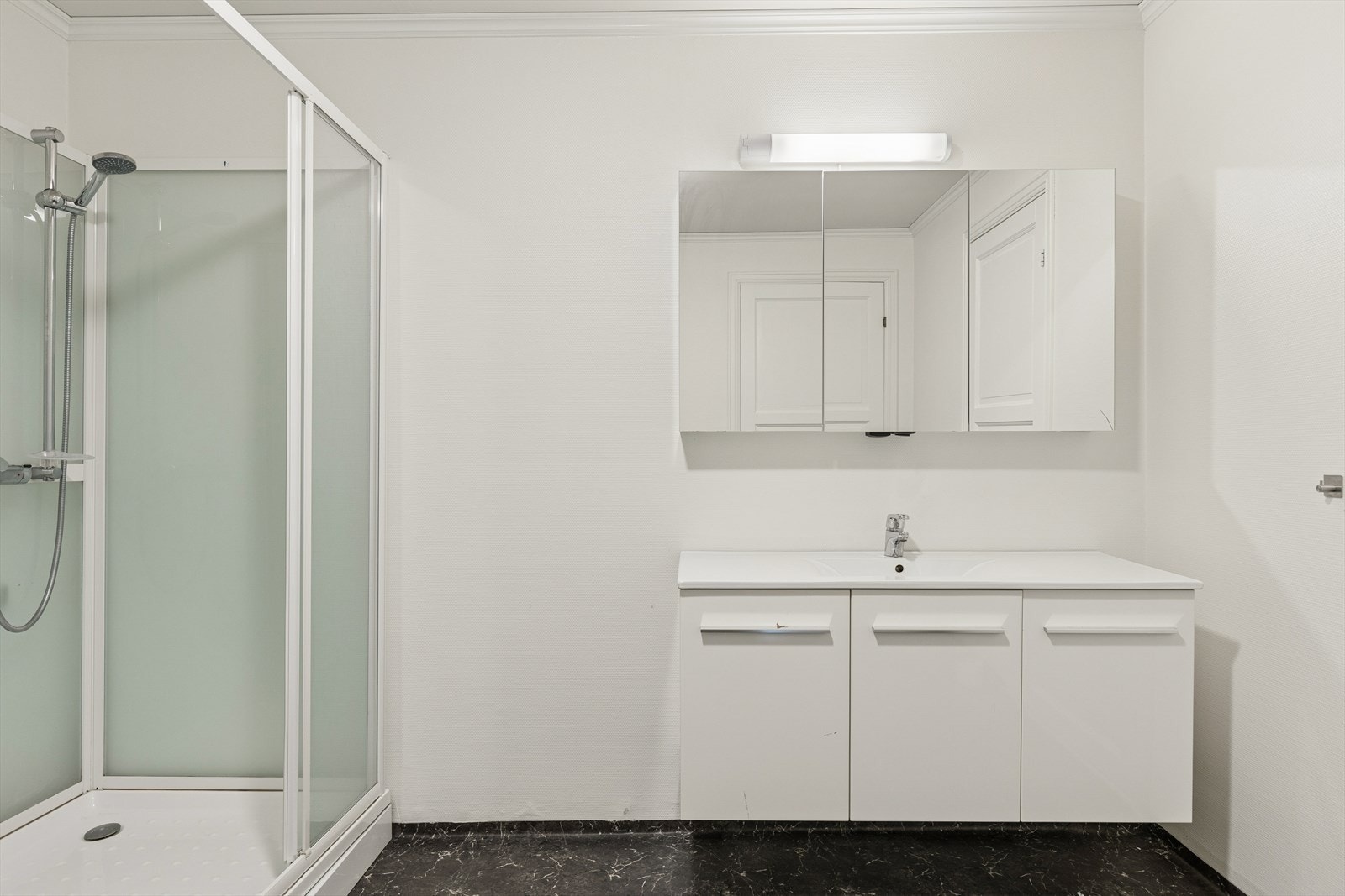 Badet har varmekabler i gulvet, opplegg for vaskemaskin og plass til tørketrommel Galleribilde