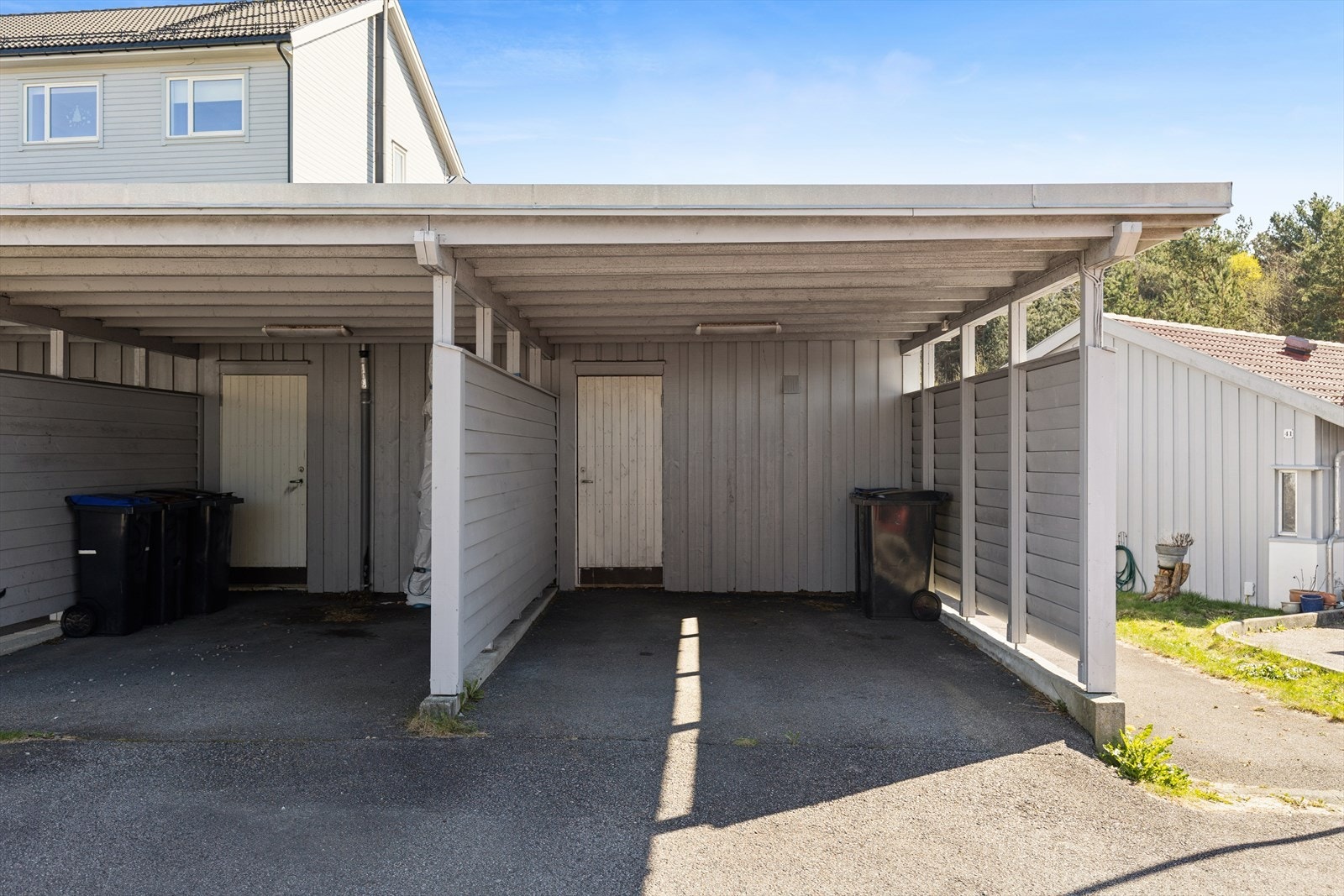 Det medfølger parkeringsplass i carport med tilhørende bod. Galleribilde