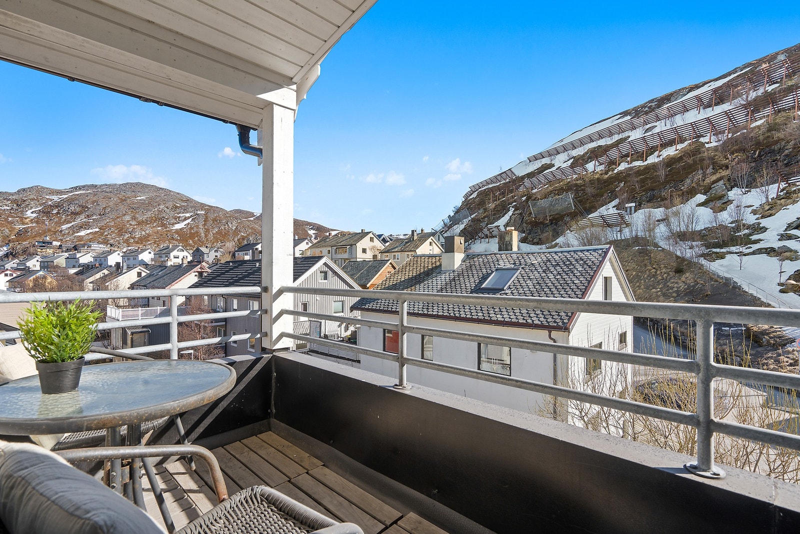 En av to balkonger, denne har utsikt mot Salenfjellet og Breilia Galleribilde