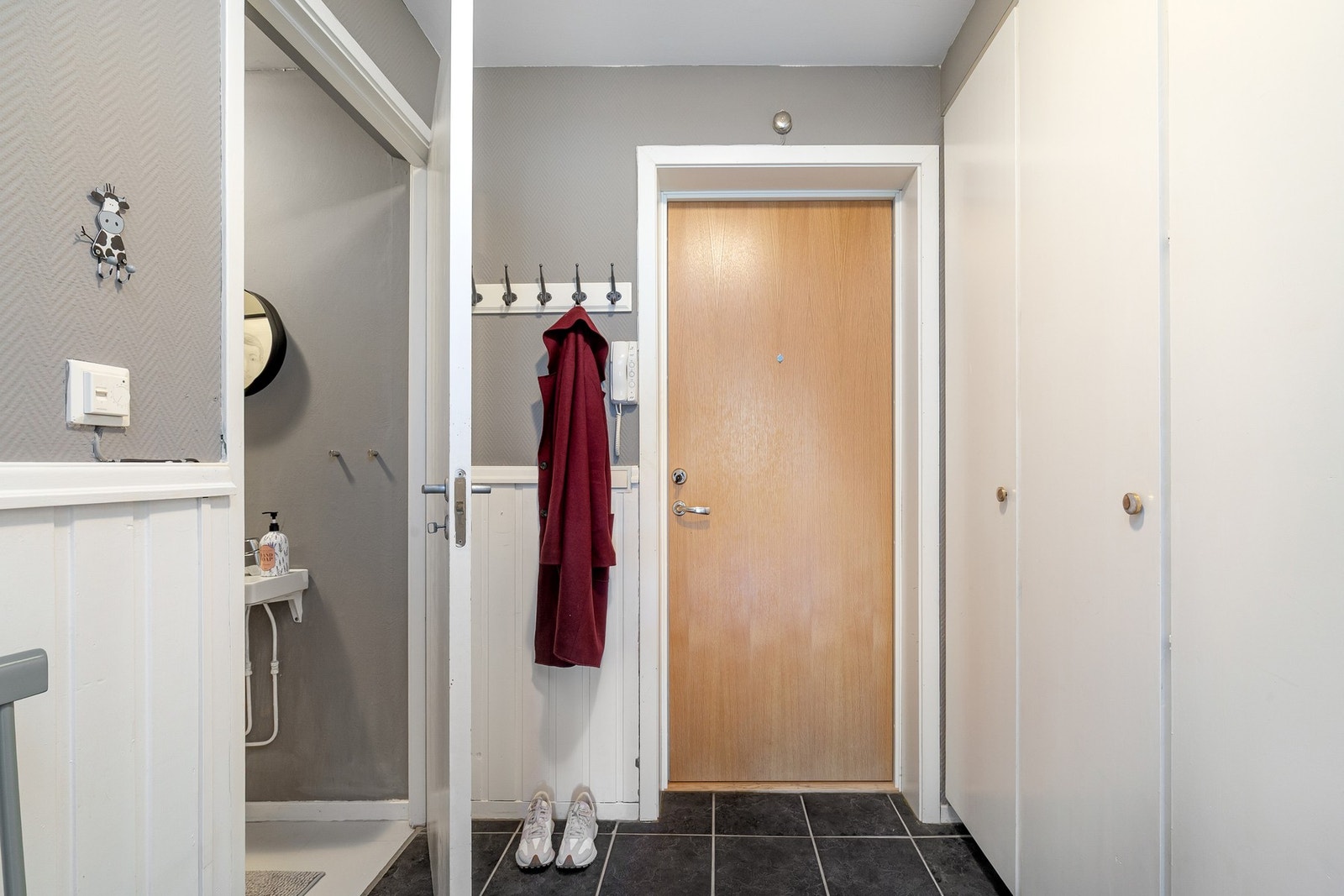 Flislagt entré varmekabler og rikelig garderobeplass. Galleribilde