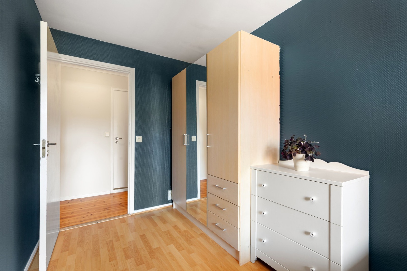 Garderobe på soverom. Galleribilde