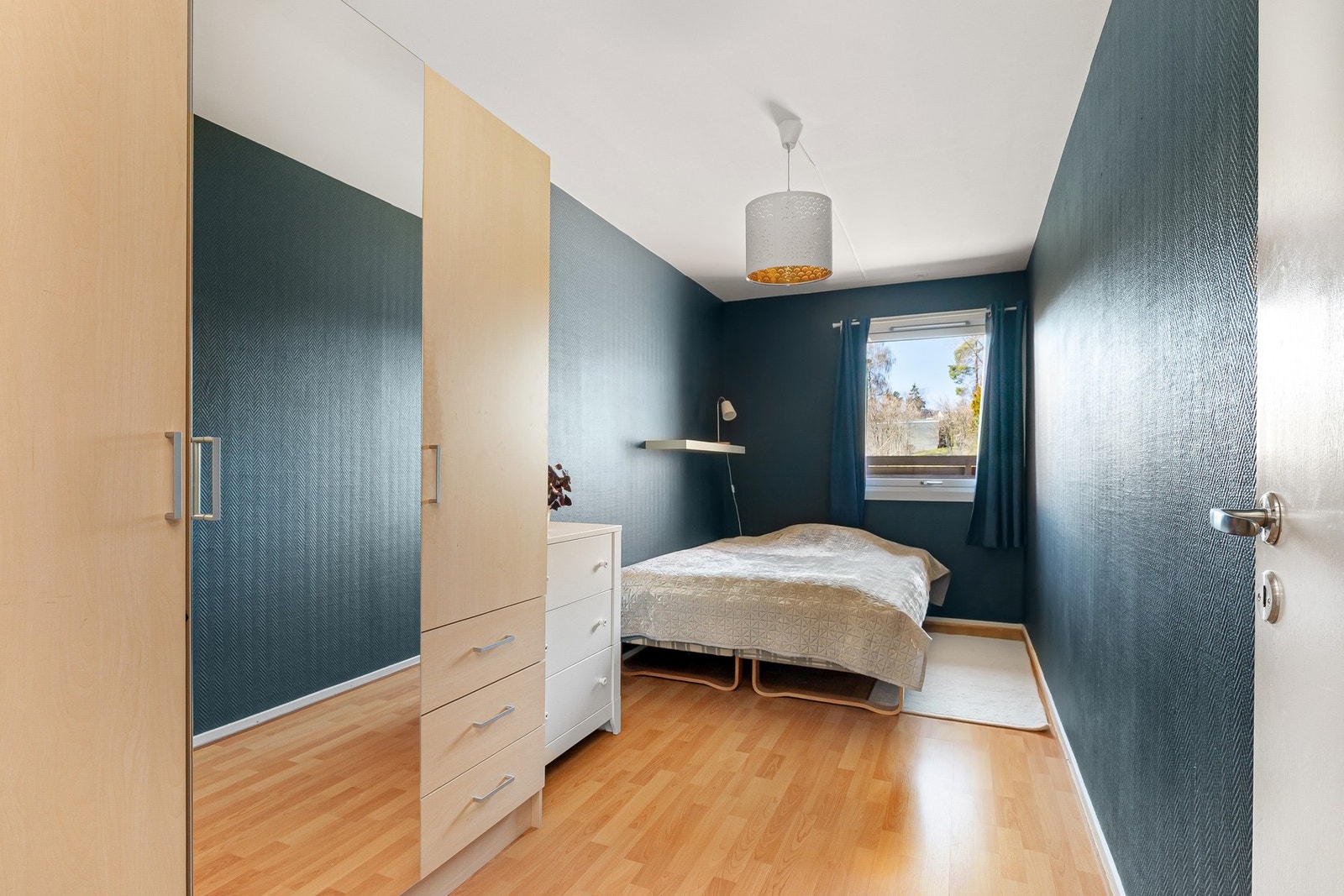 Soverom av god størrelse med garderobe. Galleribilde