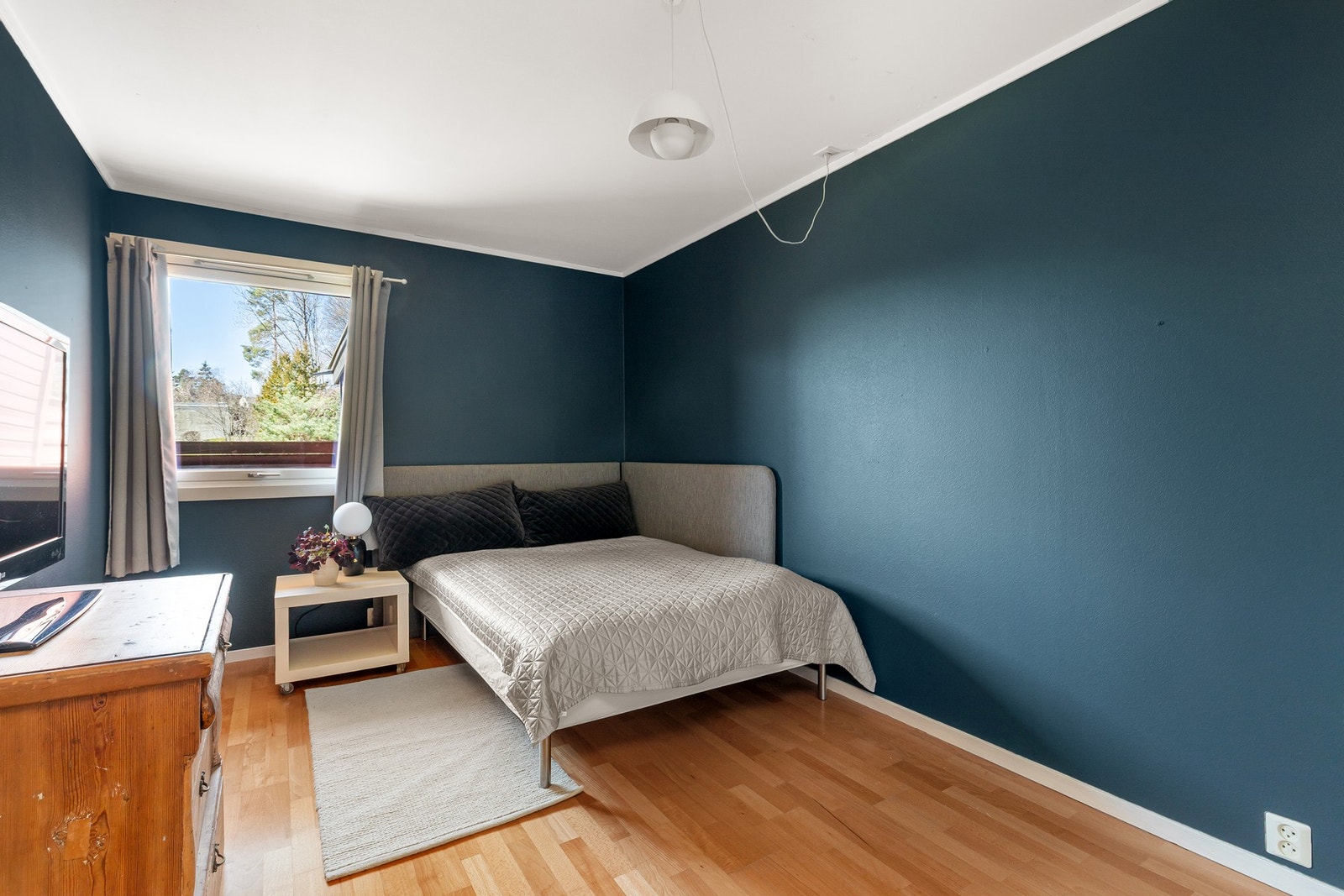 Soverom av god størrelse med garderobe. Galleribilde