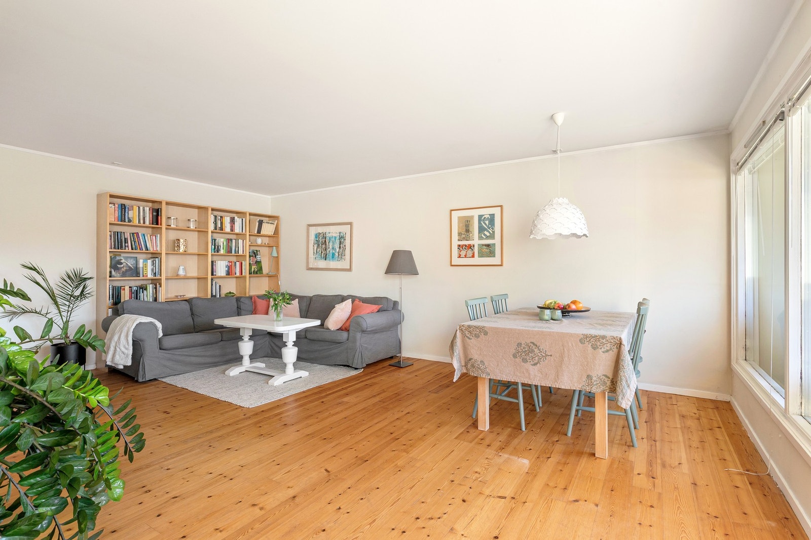 Det er god plass til spisebord med tilhørende møblement. Galleribilde