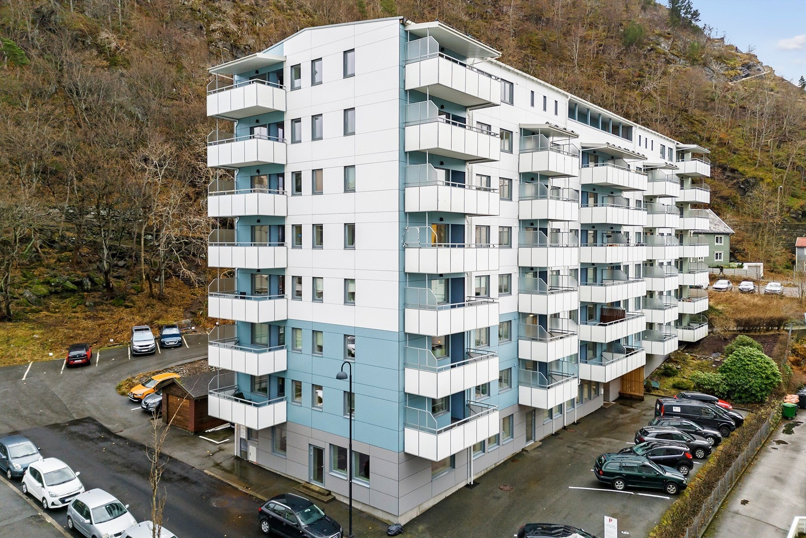 Fasade - Fra leiligheten er det gåavstand til dagligvarebutikk, kjøpesenter, kafé/restauranter samt flotte turmuligheter på og rundt Akslafjellet. Galleribilde