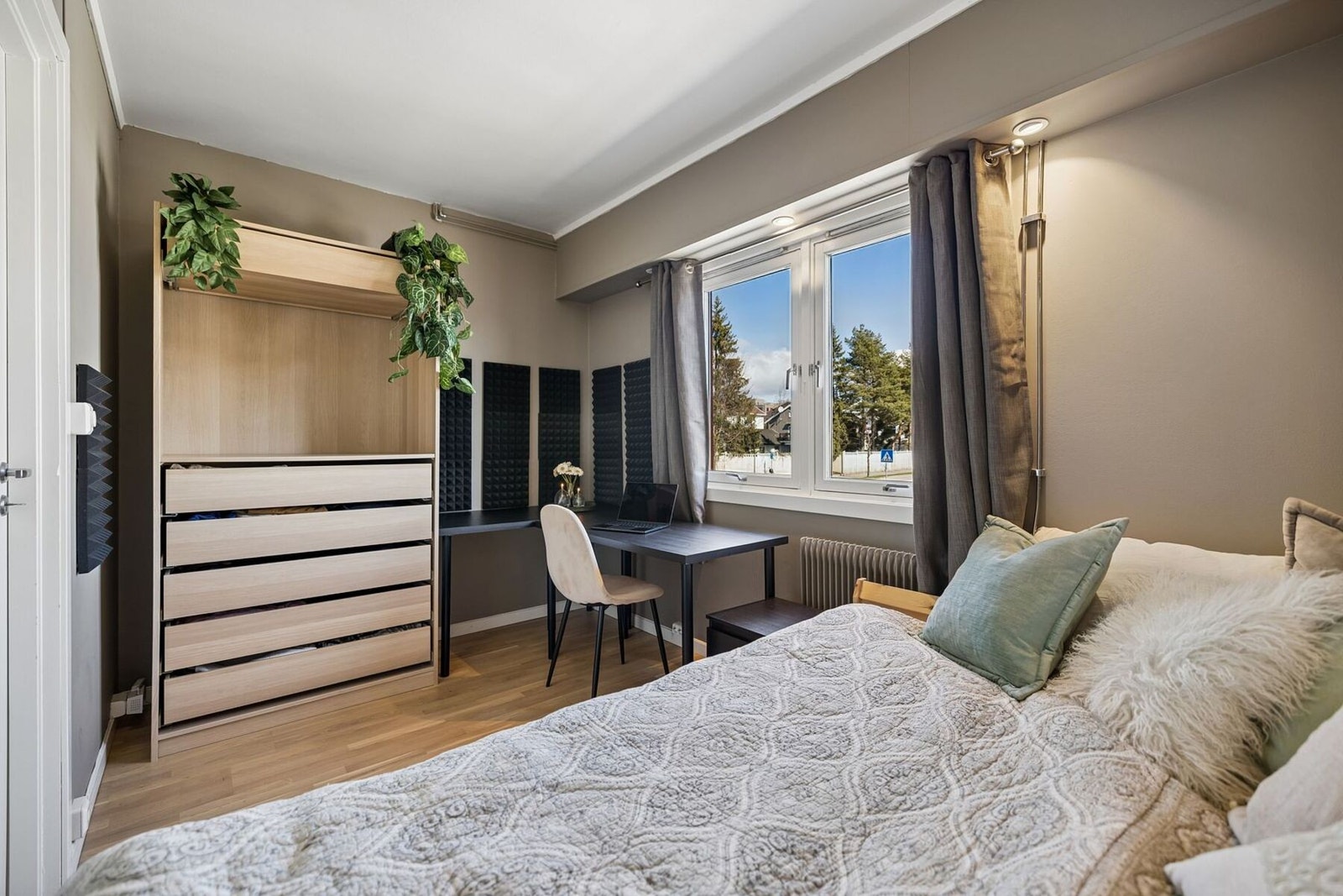 Her er det god plass til både en stor seng, garderobe og pult. Galleribilde