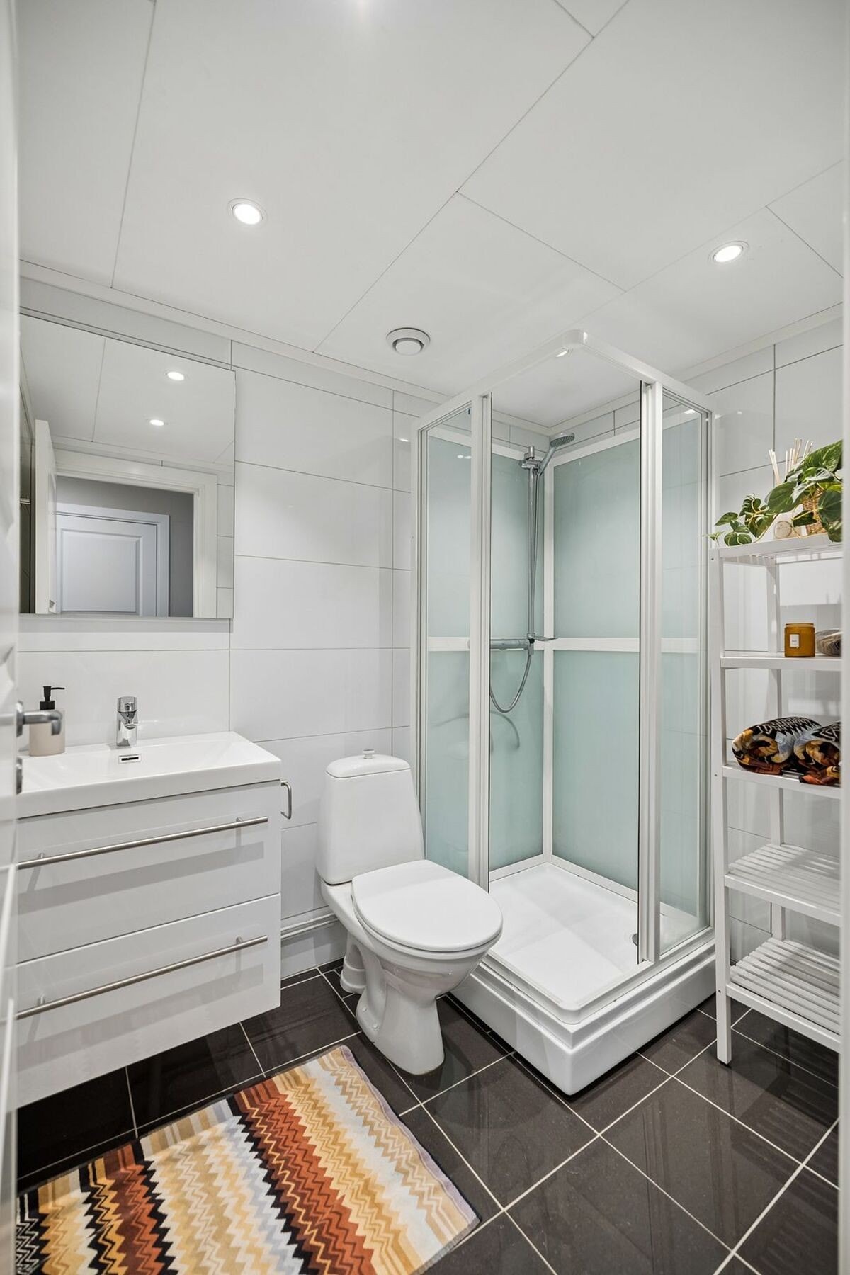 Badet er fra 2018 og er flislagt med varme i gulvet. Galleribilde