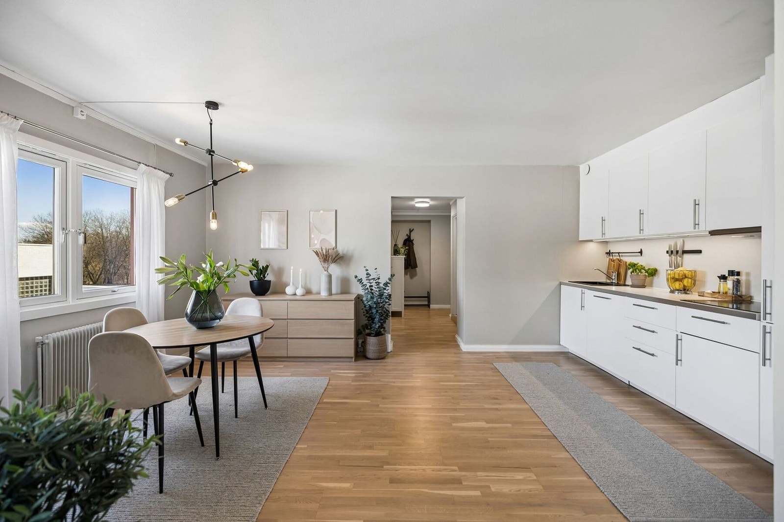 Fra gangen kommer du inn i kjøkken/stue område. Galleribilde
