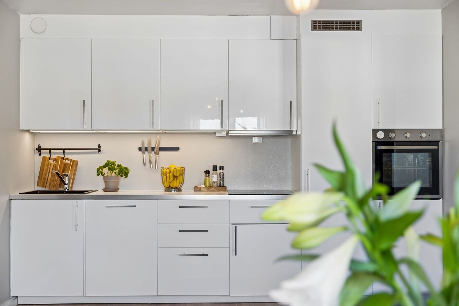 Flott IKEA kjøkken med laminerte skrog og mdf-fronter. Benkeplaten er av laminat. Galleribilde