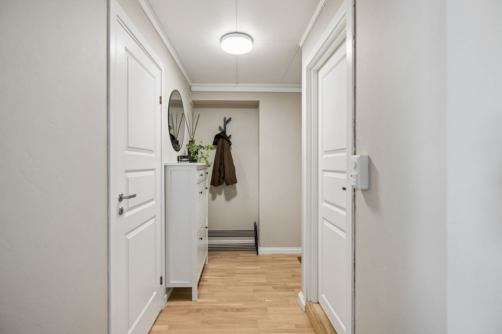 Innover innover kommer du til badet og et av leilighetens soverom. Galleribilde